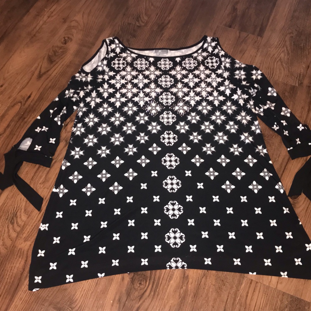 Beautiful JM Collection Black and White Geometric Cold-Shoulder Top XXL 2X